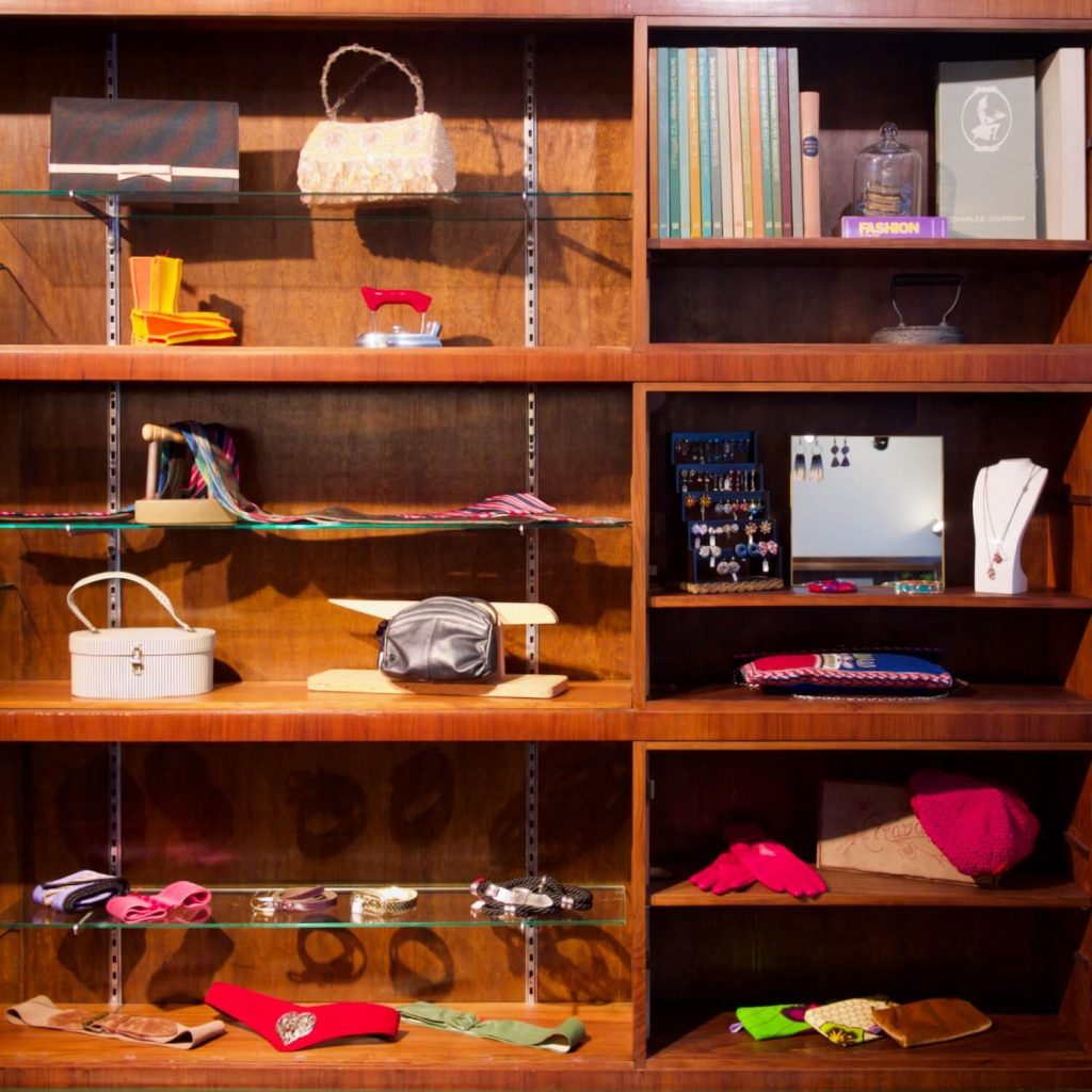 Vielfältige Auswahl an Vintage Handtaschen, Schmuck, Büchern, Handschuhen und Geldbörsen im Secondhand-Shop Aventures de Paulette in Hamburg.