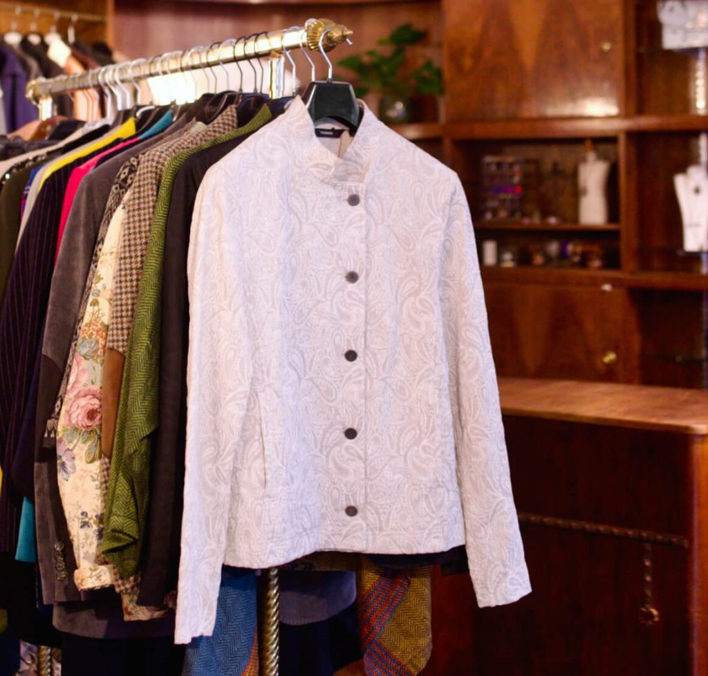 Ein Kleiderständer voller einzigartiger Vintage-Kleidungsstücke bei Aventures de Paulette in Hamburg, einzigartige Styles und Muster für jeden Geschmack.