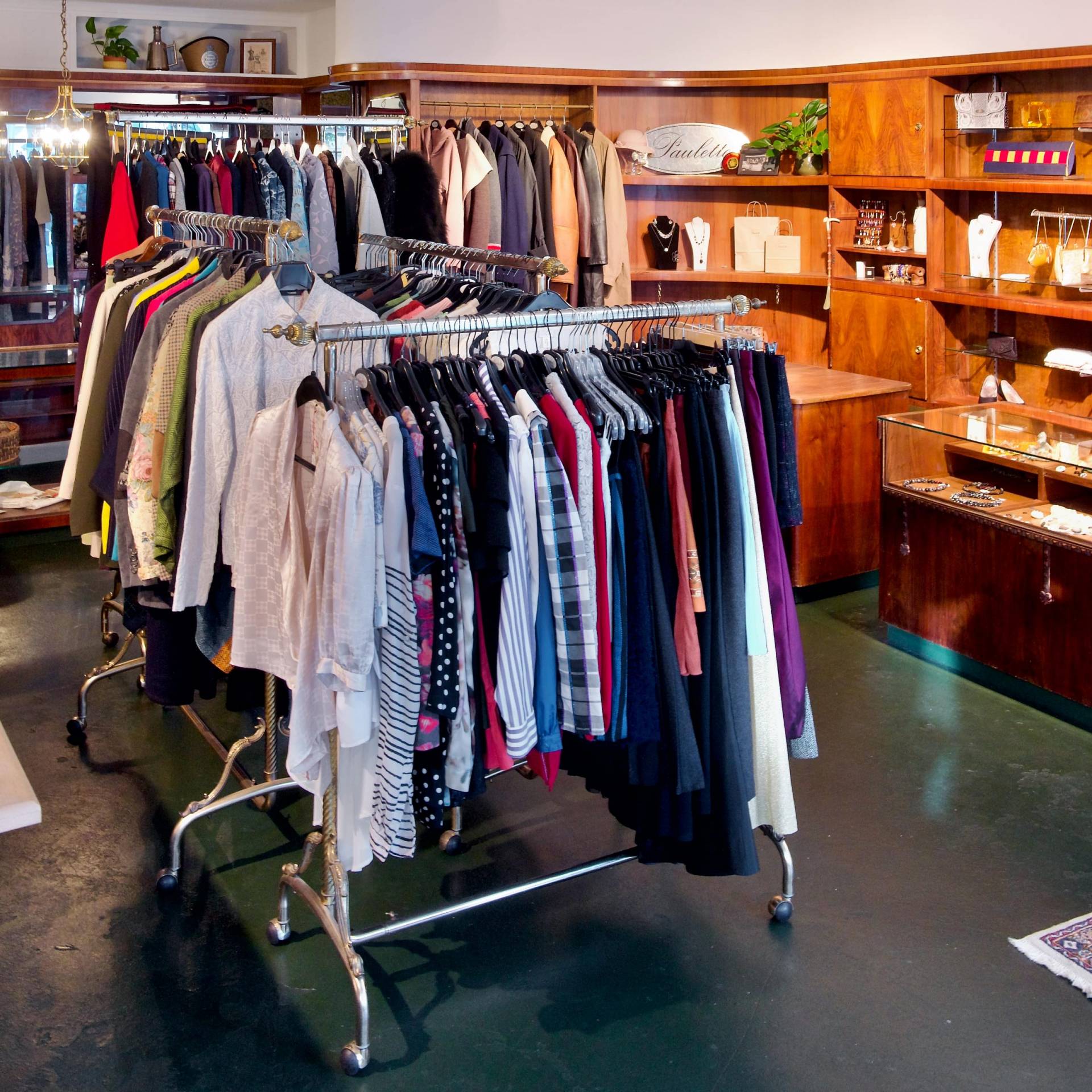 Innenansicht von Paulette mit einer Vielzahl von Kleiderständern, die mit Secondhand, Vintage und Upcycling-Kleidung gefüllt sind