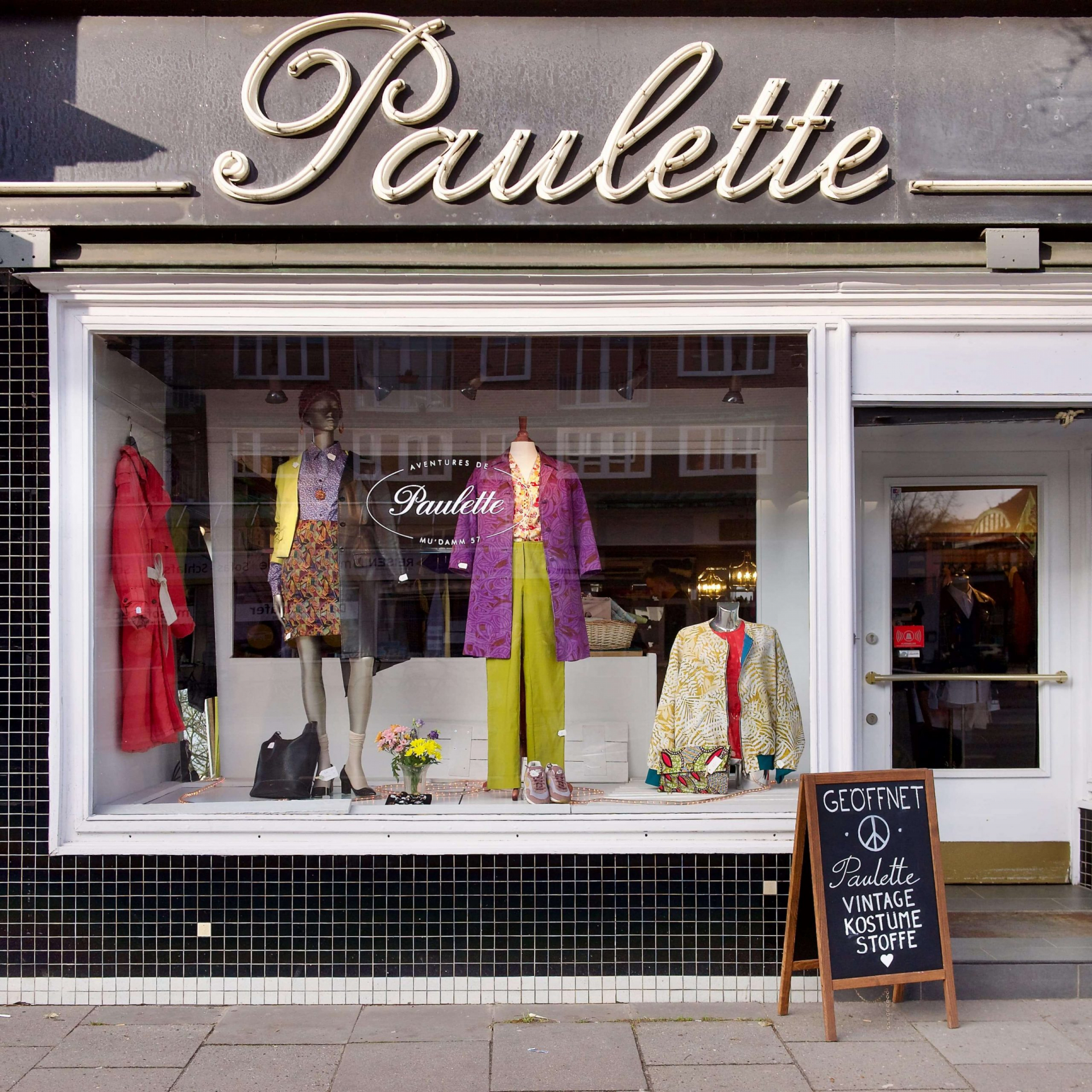 Schaufenster von Paulette mit modisch gekleideten Schaufensterpuppen und ansprechender Kleidung